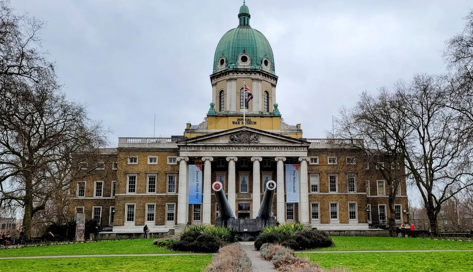 The domed portico of the Imperial War Museum with two large naval guns mounted on the lawn in front