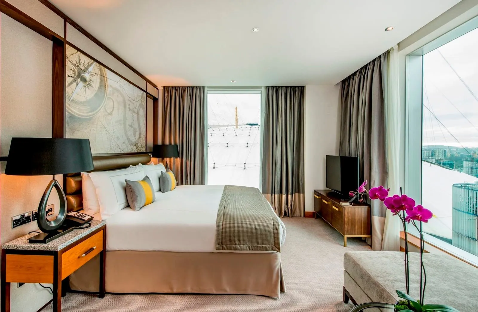 A room at InterContinental London – The O2 with a floor-to-ceiling window onto the roof of The O2