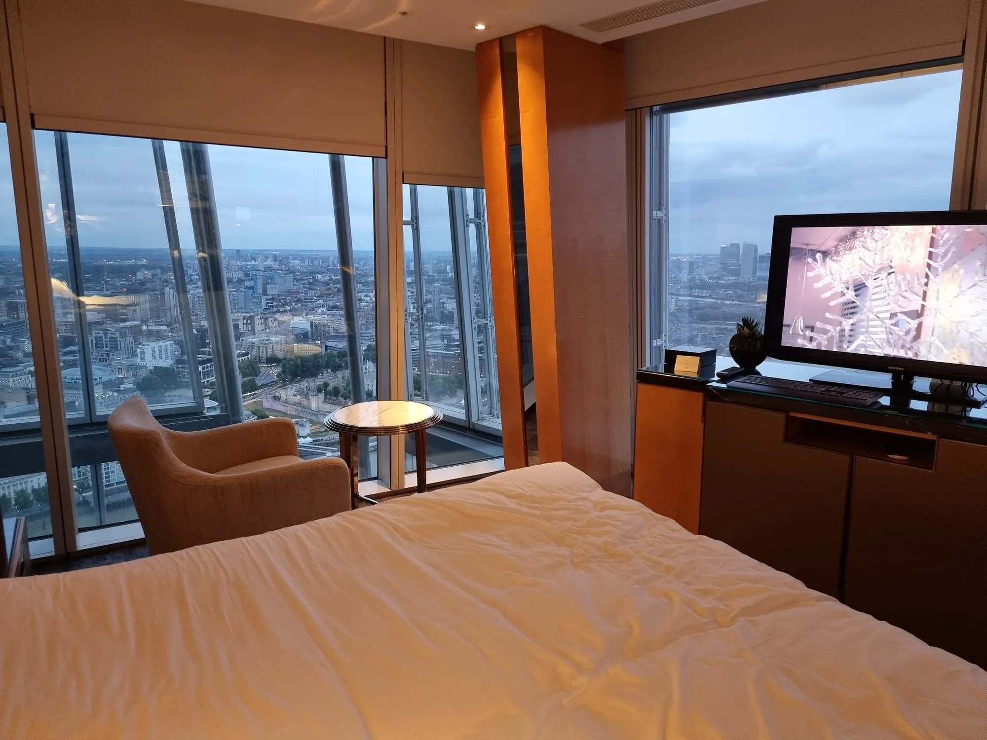 A Shangri-La The Shard room high above London, with floor-to-ceiling corner windows looking out over the city and the river below