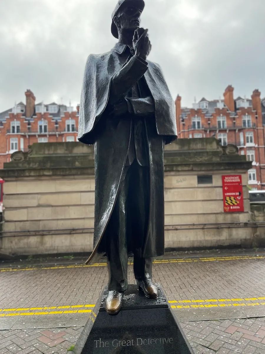 The bronze Sherlock Holmes statue outside Baker Street station, wearing a deerstalker and Inverness cape and holding a pipe