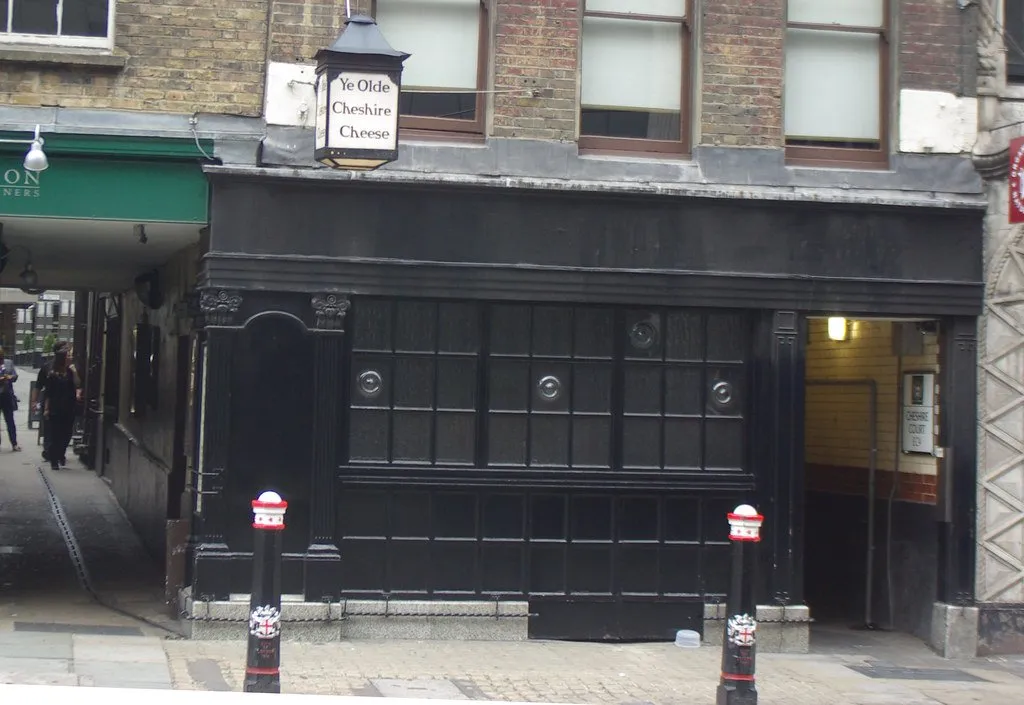 The black frontage and hanging sign of Ye Olde Cheshire Cheese off Fleet Street